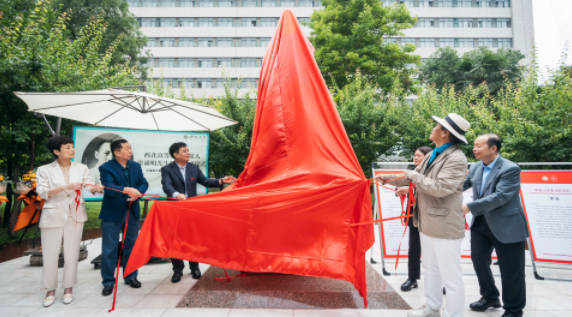 西北高等教育奠基人、中国现代医学先驱徐诵明雕像在火狐官方网页版落成 西北高等教育奠基人、中国现代医学先驱徐诵明雕像在火狐官方网页版落成