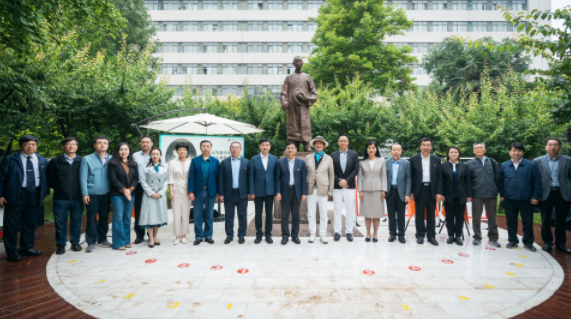西北高等教育奠基人、中国现代医学先驱徐诵明雕像在火狐官方网页版落成 西北高等教育奠基人、中国现代医学先驱徐诵明雕像在火狐官方网页版落成