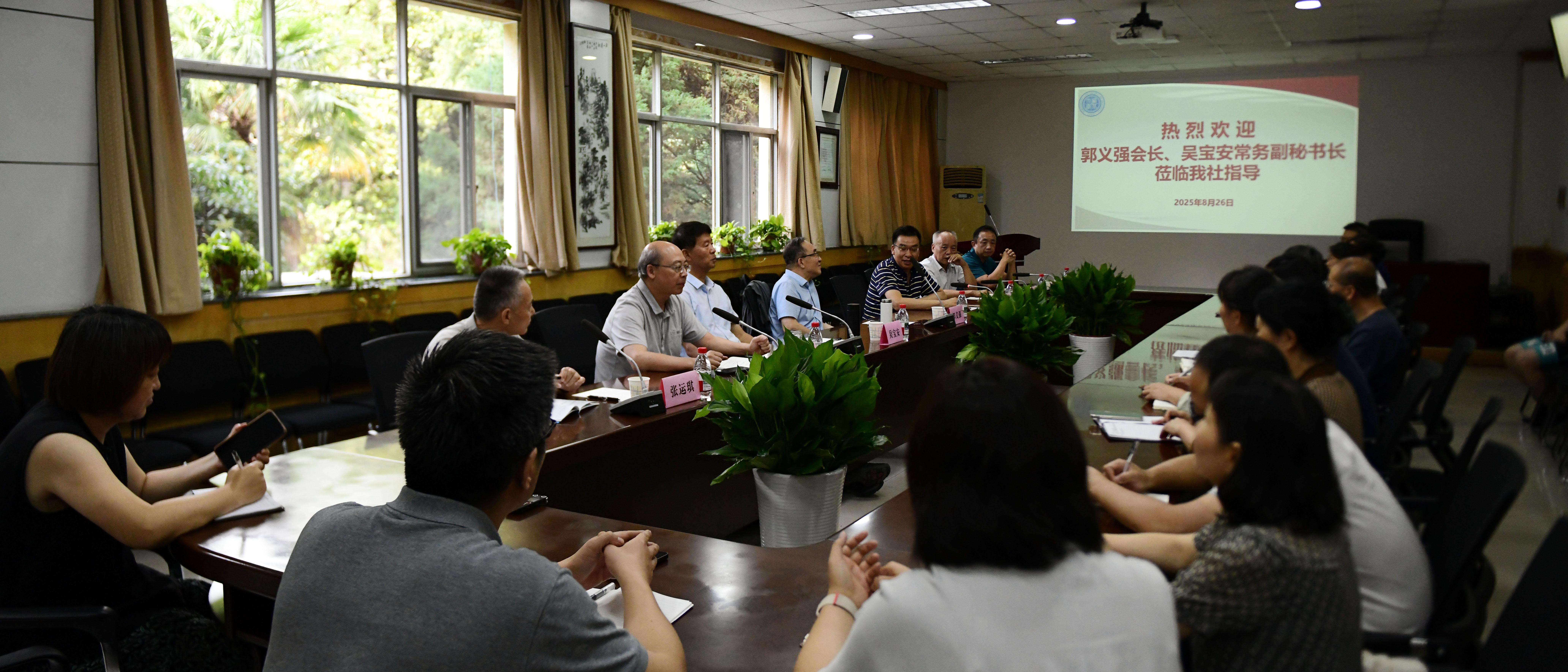 中宣部原副秘书长兼出版局局长、中国出版协会副理事长、中国图书评论协会会长郭义强一行来校调研
