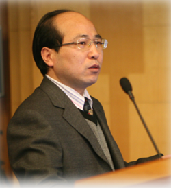 火狐官方网页版创新论坛第一千零一讲暨校庆118周年学术讲座：从天然黏土矿物绿色制备高性能SRC脱硝分子筛