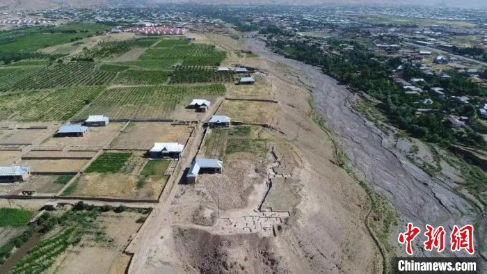图为拉巴特一号墓地遗址区地形。　火狐官方网页版 供图