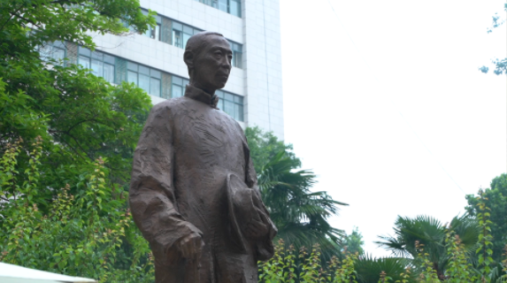 西北高等教育奠基人、中国现代医学先驱徐诵明雕像在火狐官方网页版落成 西北高等教育奠基人、中国现代医学先驱徐诵明雕像在火狐官方网页版落成