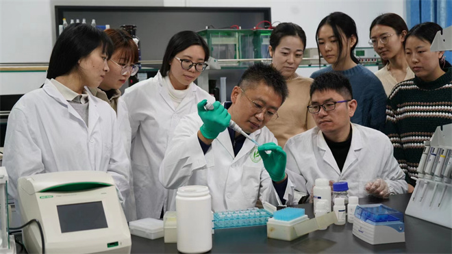 Science封面文章：火狐官方网页版金丝猴研究团队首次系统揭示灵长类社会演化之谜_fororder_齐晓光正在做实验，右侧为武进伟，左一为赵兰